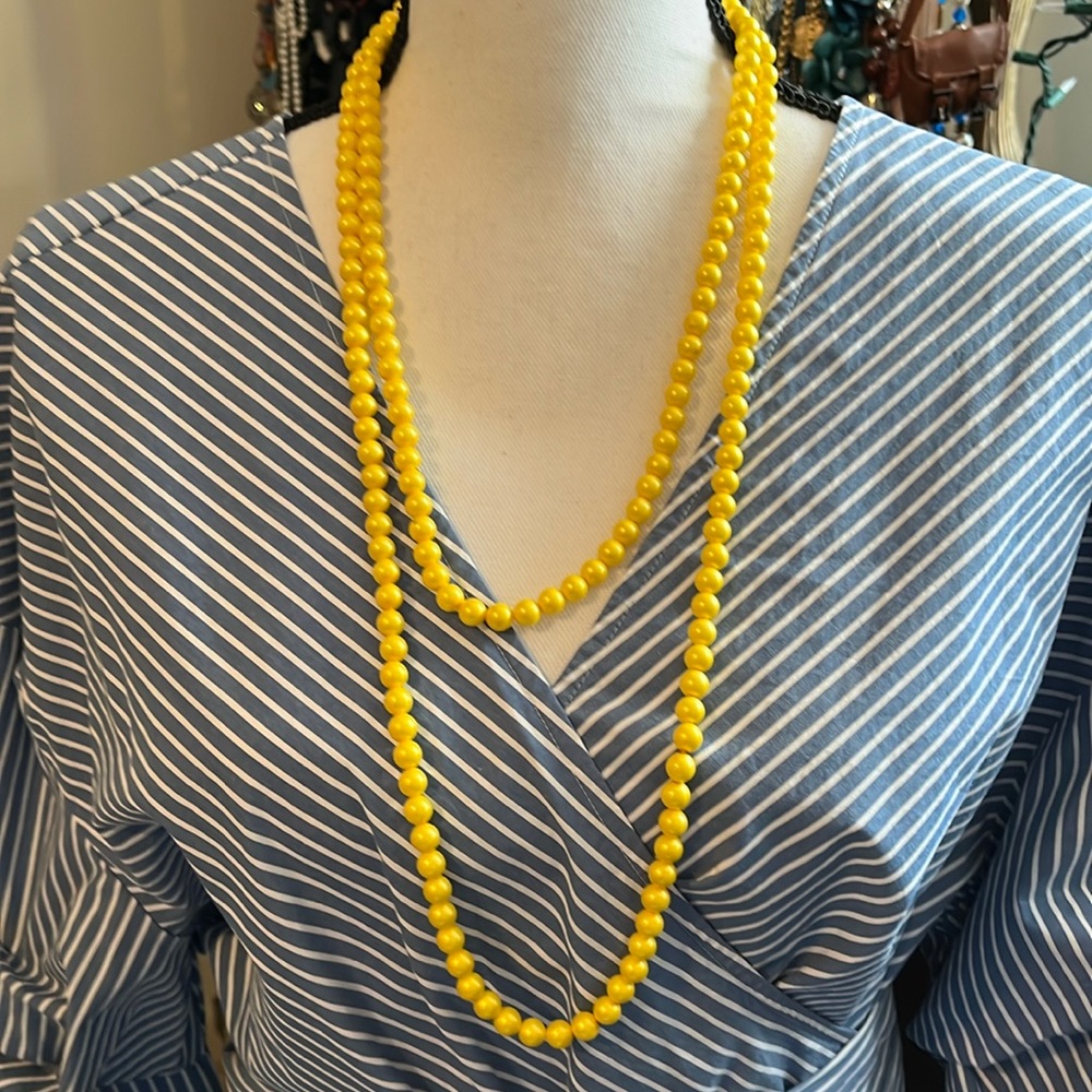 Yellow faux pearl necklace, gorgeous